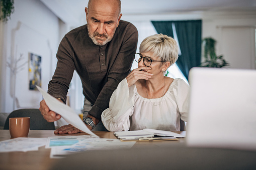 Un couple de retraités inquiet