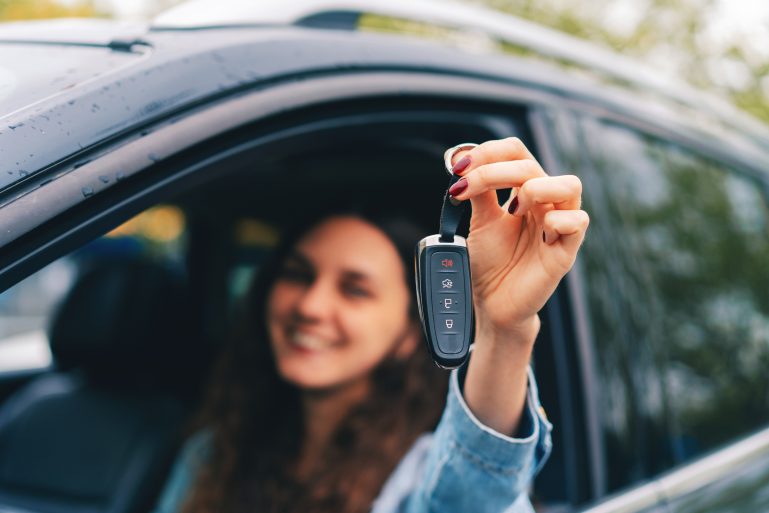 Une jeune femme dans une voiture