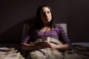 Une femme cherche le sommeil