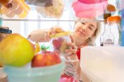 Une femme ouvre un bocal en plastique