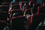 Une salle de cinéma remplie de spectateurs