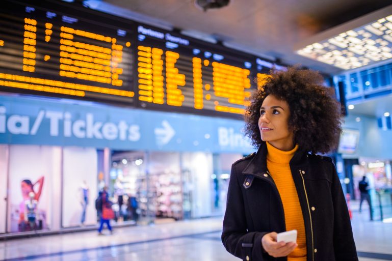 Une femme à l‘aéroport