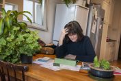 Une femme compare les mutuelles