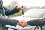 Un homme achète une voiture d'occasion