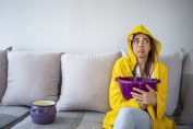 Une jeune femme inquiète avec une bassine