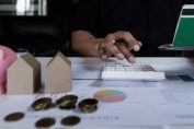 Un homme calcule le montant de ses gains en regardant un courrier