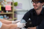 Un médecin prend la tension d’un homme