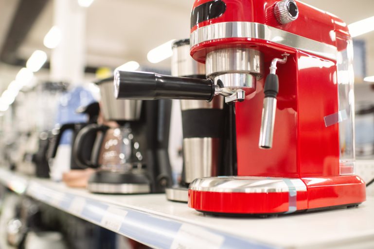 Machines à café en vente dans un grand magasin