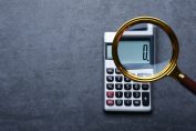 Une calculatrice qui affiche un zéro