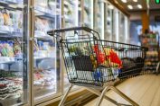 Un chariot dans le rayon surgelés d'un supermarché
