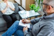 Une femme consulte un psy