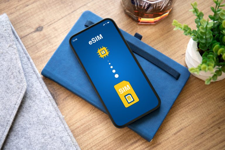Un téléphone avec une carte sim