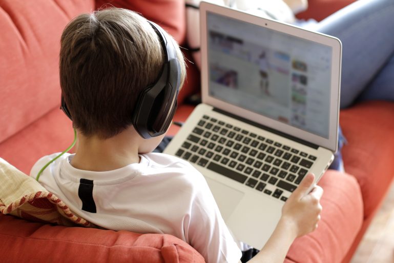 Un enfant joue sur un ordinateur portable