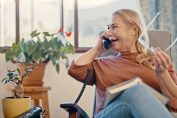 Une femme parle au téléphone