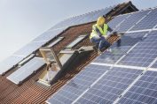 Un installateur de panneaux solaires sur un toit