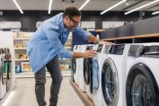 Un homme achète un lave-linge dans un magasin