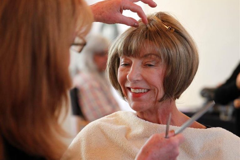 Une femme chez le coiffeur