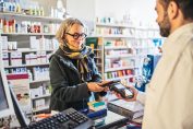 Une femme achète des médicaments dans une pharmacie