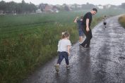 Une famille sous la pluie à la campagne