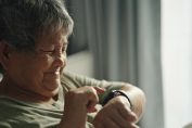 Une femme regarde sa montre connectée