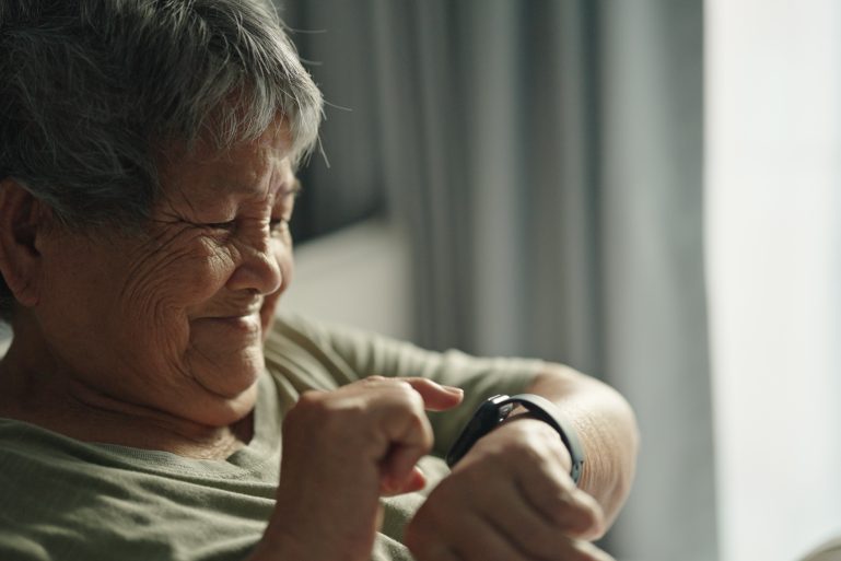 Une femme regarde sa montre connectée