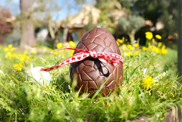 Un œuf de Pâques en chocolat dans un jardin