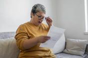 Une femme inquiète à propos d'un PV