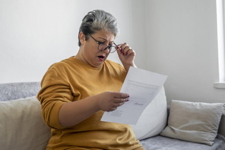 Une femme inquiète à propos d'un PV