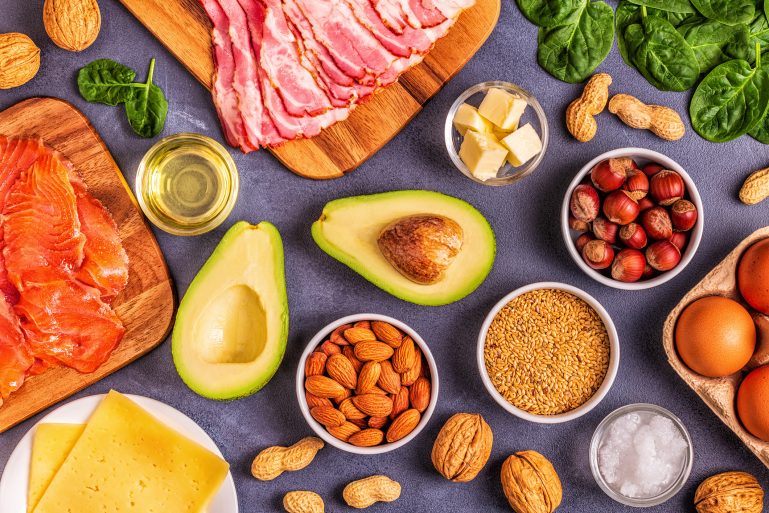 Décor de la nourriture du régime cétogène : avocat, saumon... 