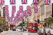 Regent Street (à Londres) décorée de drapeaux anglais