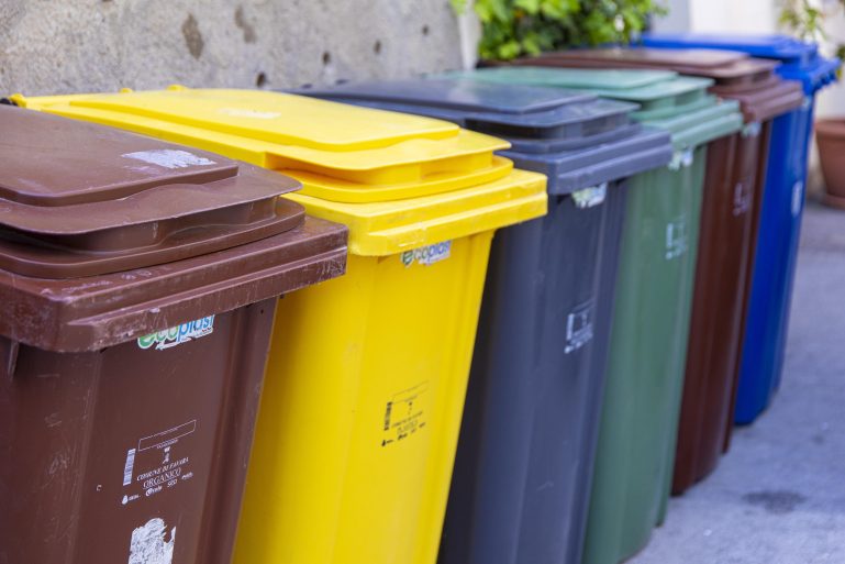 Des poubelles de tri sélectif