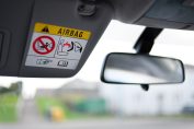 Consignes de sécurité d'un airbag sur le pare soleil d'une voiture