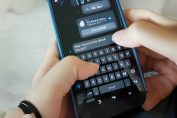 Une personne répond à un message sur ton téléphone portable