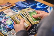 Des cartes Pokémon entre les mains d'un joueur