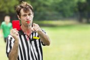 Un arbitre délivre un carton rouge