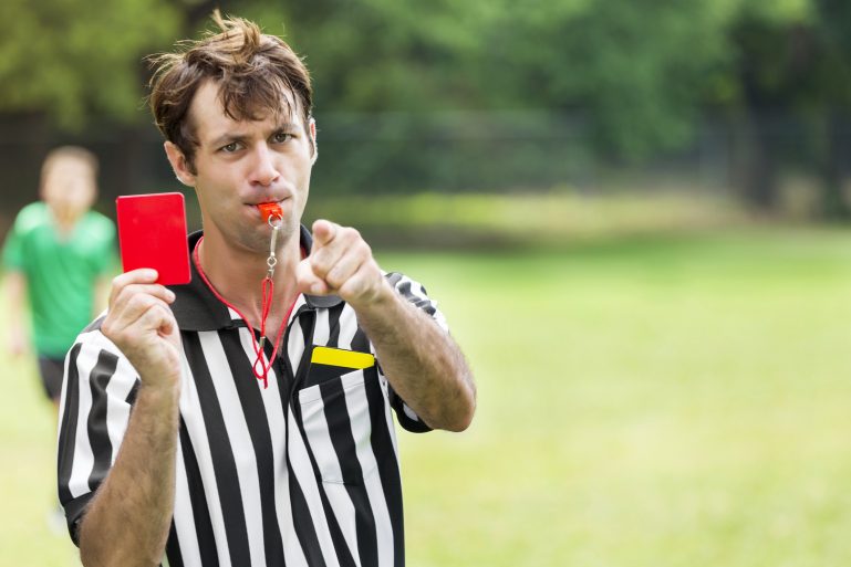 Un arbitre délivre un carton rouge