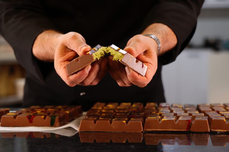 Un chef cuisinier montre un chocolat de Dubaï