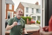 Un démarcheur à domicile se présente devant une maison