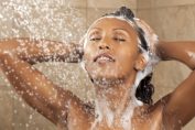 Une femme fait son shampooing sous la douche