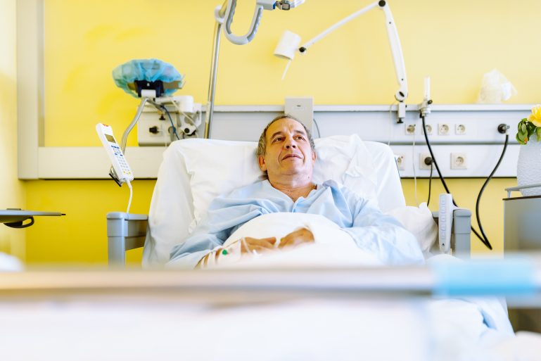 Un homme dans un lit d'hôpital