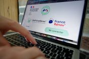 Une personne consulte le site Internet MaPrimeRenov