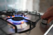 Une femme allume un brûleur à gaz