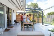 Des amis prennent un apéro sous leur pergola