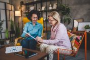 Deux femmes signent un contrat écrit