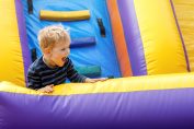 Un enfant dans un tobogan gonflable