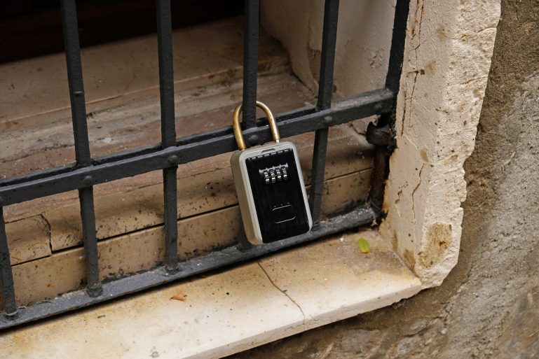 Une boîte à clés accrochée sur un portail
