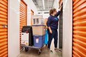 Une femme ouvre un box de stockage