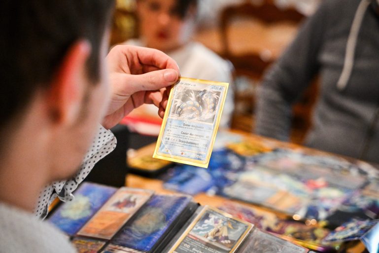Un collectionneur examine une carte Pokémon
