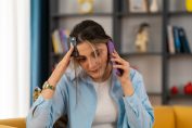 Une femme désabusée parle au téléphone