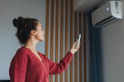 Une femme allume une pompe à chaleur